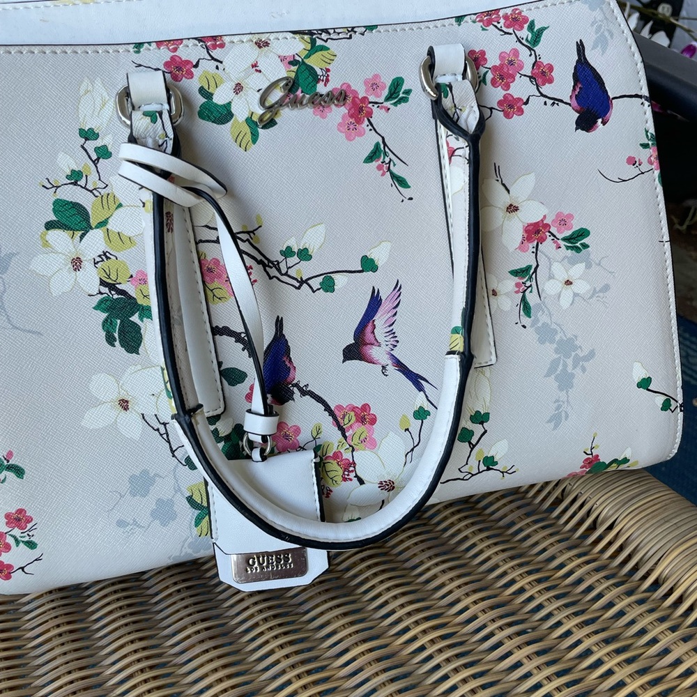 Guess purse, never used. Perfect to wear with spring and summer dresses